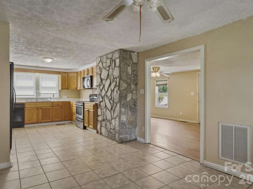 2566 Andrews Circle, Lenoir, NC 28645.  MLS# CAR4369144, YatesRealty ID 22900. 