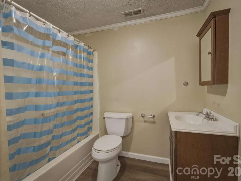 2566 Andrews Circle, Lenoir, NC 28645.  MLS# CAR4369144, YatesRealty ID 22900. 