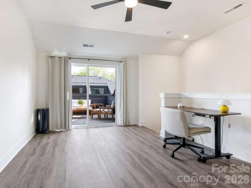 226 Sutton Park Lane, Charlotte, NC 28211.  MLS# CAR4370409, YatesRealty ID 22901. Bonus Room