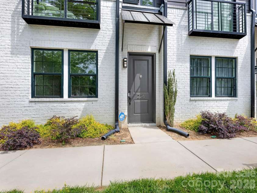 226 Sutton Park Lane, Charlotte, NC 28211.  MLS# CAR4370409, YatesRealty ID 22901. Front Door