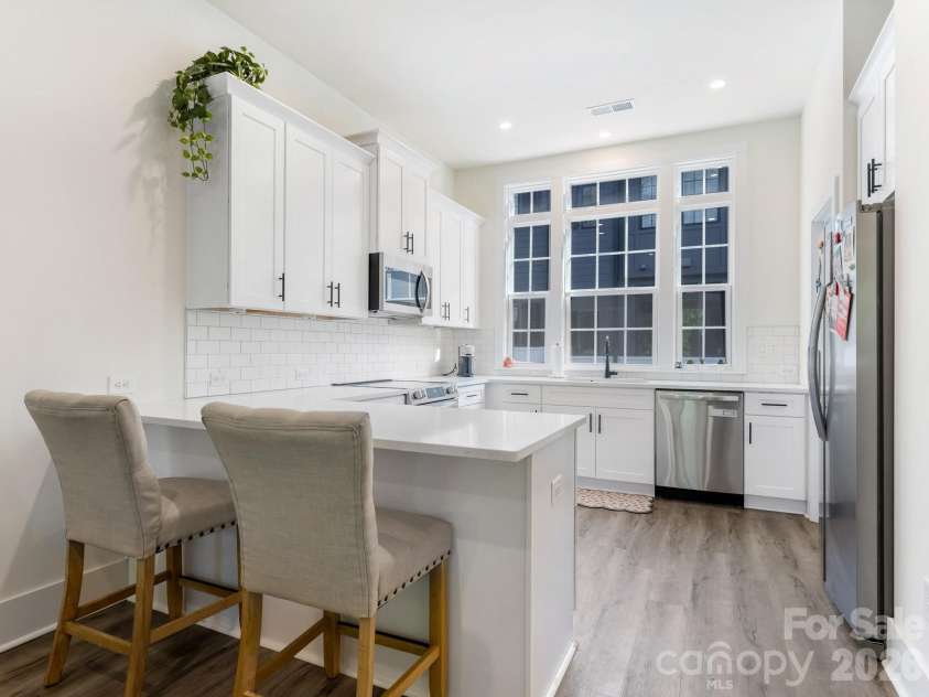 226 Sutton Park Lane, Charlotte, NC 28211.  MLS# CAR4370409, YatesRealty ID 22901. Kitchen