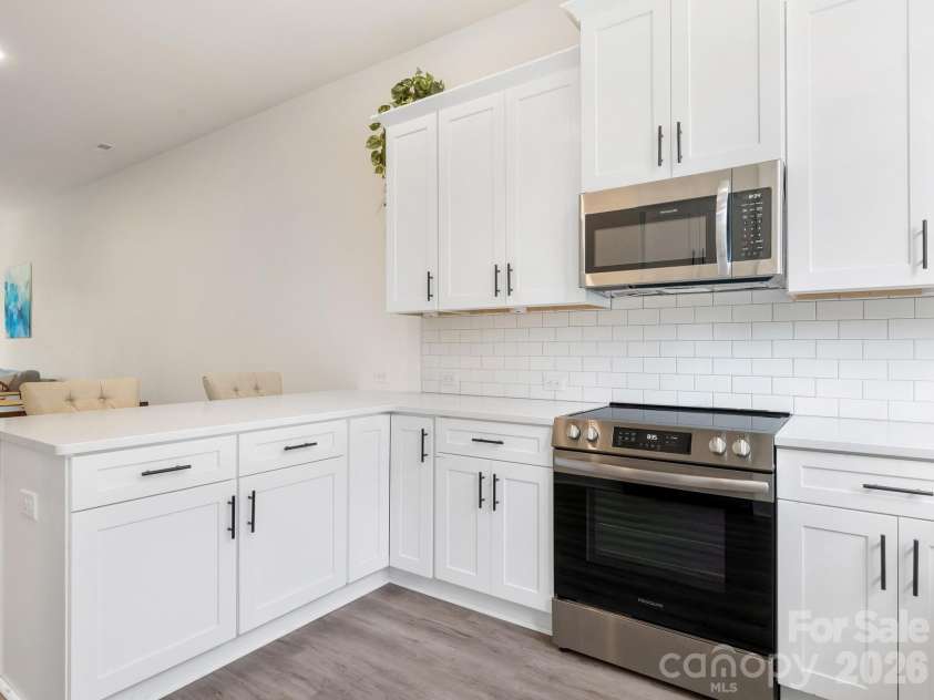 226 Sutton Park Lane, Charlotte, NC 28211.  MLS# CAR4370409, YatesRealty ID 22901. Kitchen