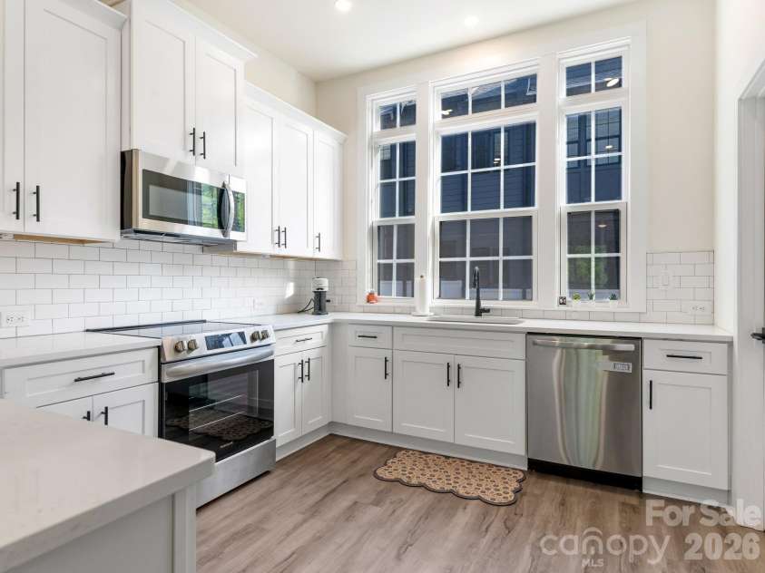 226 Sutton Park Lane, Charlotte, NC 28211.  MLS# CAR4370409, YatesRealty ID 22901. Kitchen