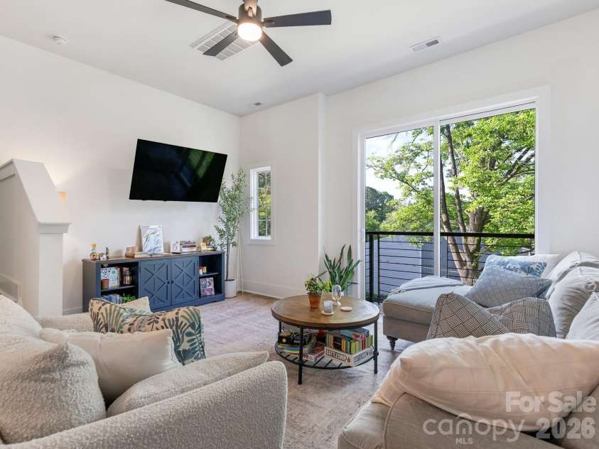 226 Sutton Park Lane, Charlotte, NC 28211.  MLS# CAR4370409, YatesRealty ID 22901. Living Room