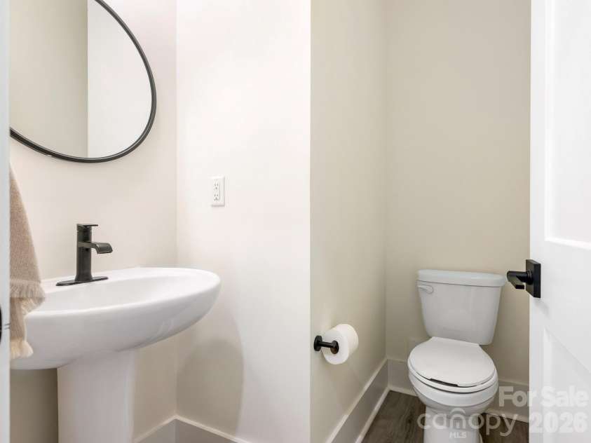 226 Sutton Park Lane, Charlotte, NC 28211.  MLS# CAR4370409, YatesRealty ID 22901. Powder Room