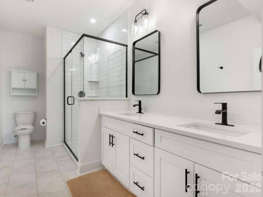 226 Sutton Park Lane, Charlotte, NC 28211.  MLS# CAR4370409, YatesRealty ID 22901. Primary Bathroom