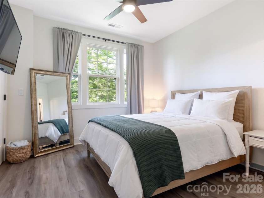 226 Sutton Park Lane, Charlotte, NC 28211.  MLS# CAR4370409, YatesRealty ID 22901. Primary Bedroom