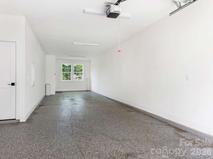 226 Sutton Park Lane, Charlotte, NC 28211.  MLS# CAR4370409, YatesRealty ID 22901. Tandam Garage