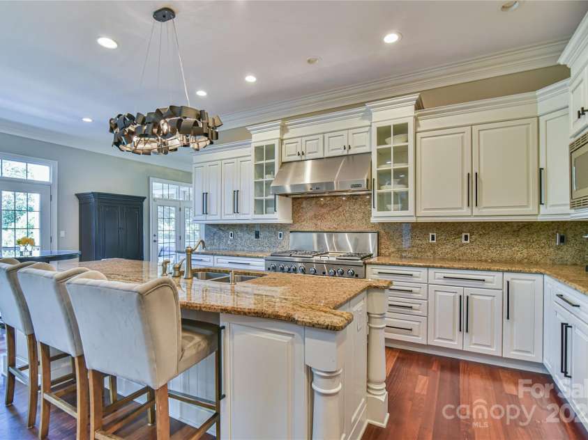 38 Bradford Vista, Fletcher, NC 28732.  MLS# CAR4274211, YatesRealty ID 22906. Chef kitchen