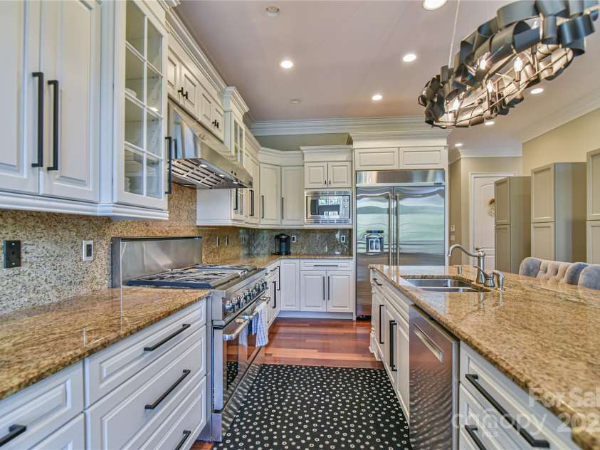 38 Bradford Vista, Fletcher, NC 28732.  MLS# CAR4274211, YatesRealty ID 22906. Jenn Air appliances