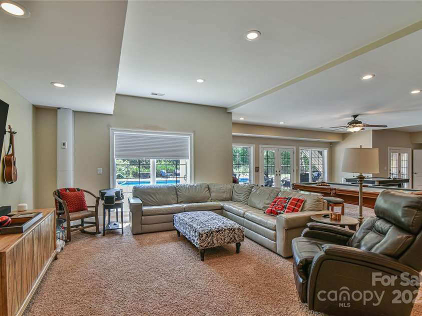 38 Bradford Vista, Fletcher, NC 28732.  MLS# CAR4274211, YatesRealty ID 22906. Lots of great space