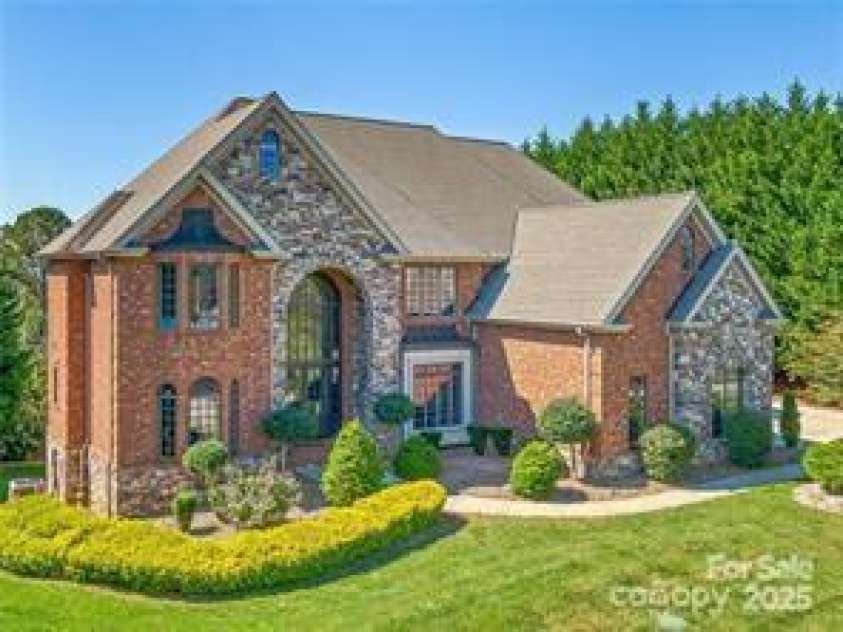 38 Bradford Vista, Fletcher, NC 28732.  MLS# CAR4274211, YatesRealty ID 22906. Mature landscaping