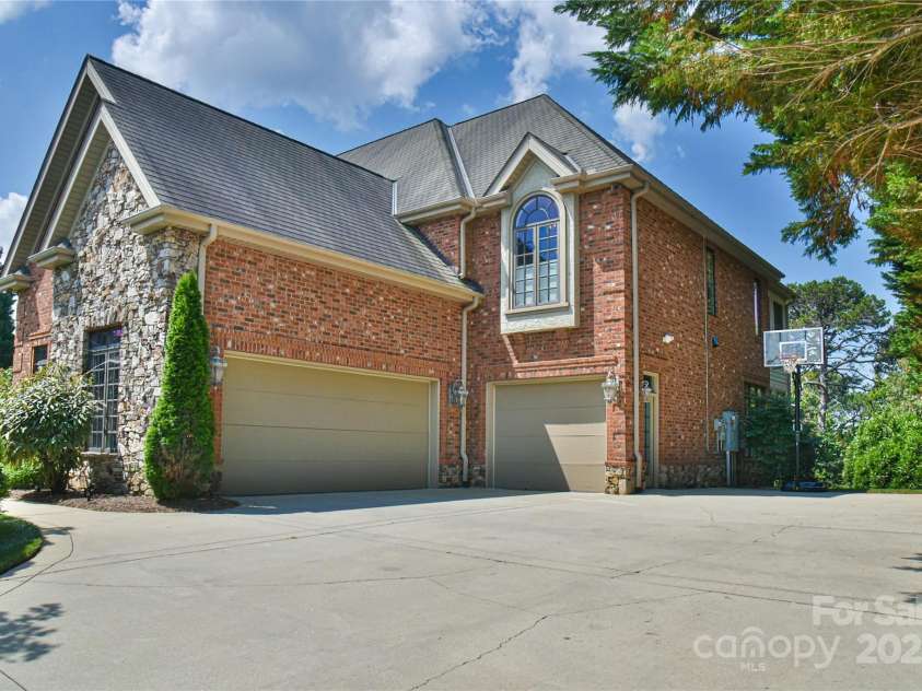 38 Bradford Vista, Fletcher, NC 28732.  MLS# CAR4274211, YatesRealty ID 22906. Unique gorge layout