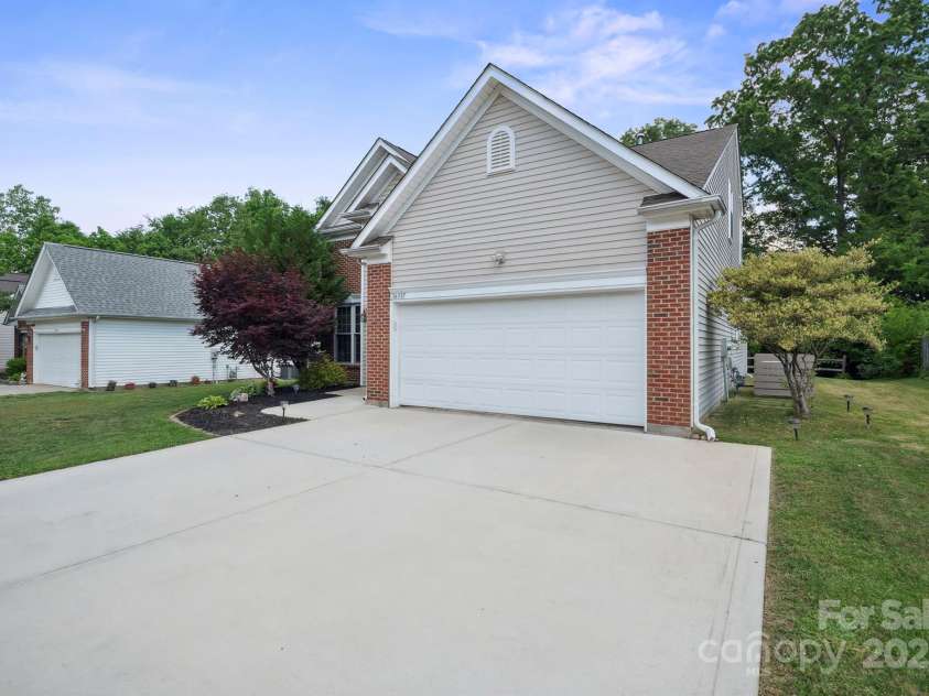 16337 Greybriar Forest Lane, Charlotte, NC 28278.  MLS# CAR4321369, YatesRealty ID 2291. 