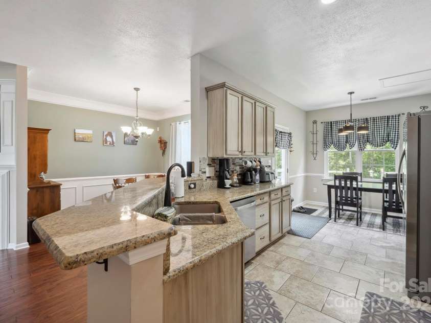 16337 Greybriar Forest Lane, Charlotte, NC 28278.  MLS# CAR4321369, YatesRealty ID 2291. Kitchen