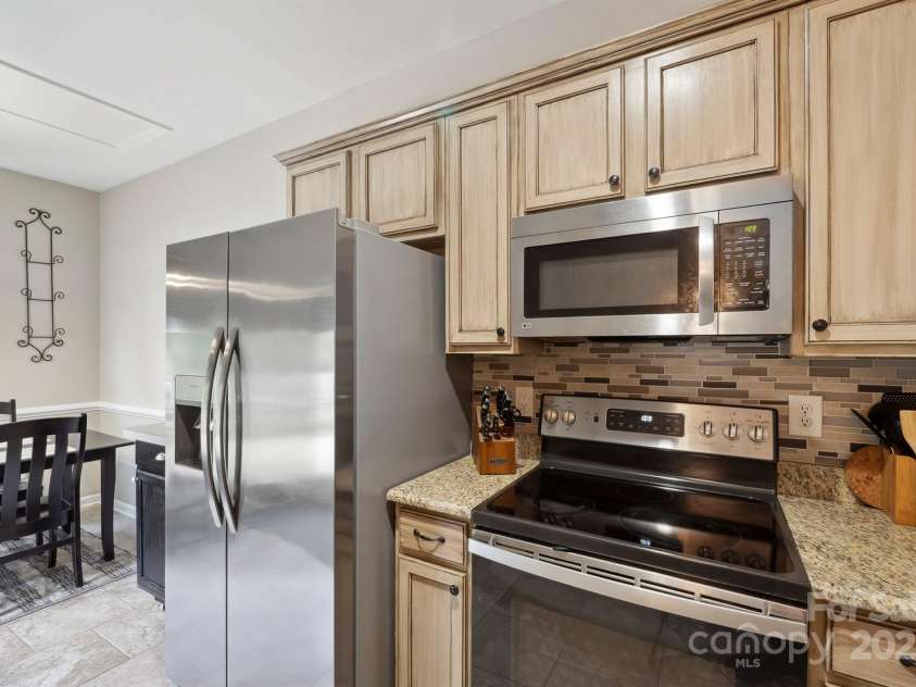 16337 Greybriar Forest Lane, Charlotte, NC 28278.  MLS# CAR4321369, YatesRealty ID 2291. Kitchen