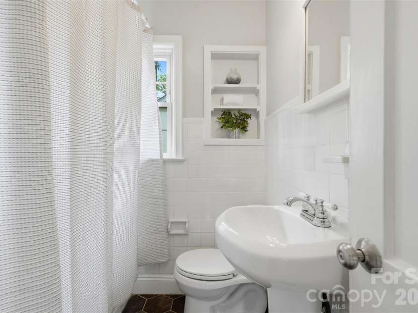 1929 Mecklenburg Avenue, Charlotte, NC 28205.  MLS# CAR4366815, YatesRealty ID 22912. 