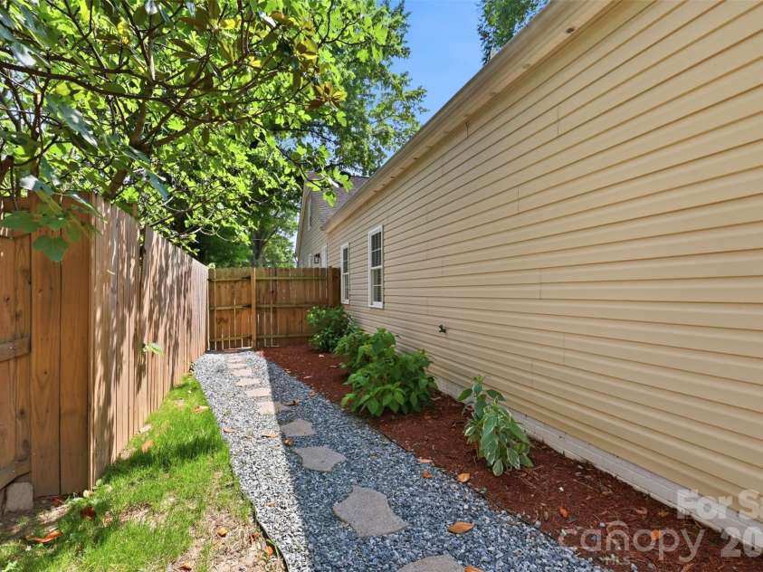 1929 Mecklenburg Avenue, Charlotte, NC 28205.  MLS# CAR4366815, YatesRealty ID 22912. 