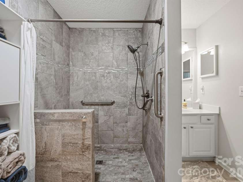 21153 Cold Spring Lane, Cornelius, NC 28031.  MLS# CAR4355327, YatesRealty ID 22914. Primary Tile Shower