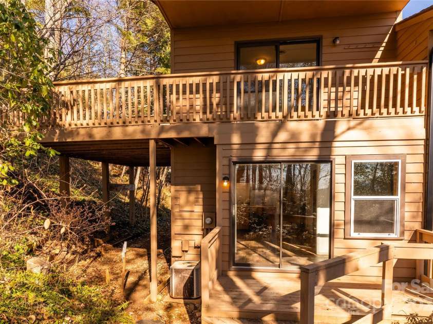404 Buck Cove Terrace, Asheville, NC 28805.  MLS# CAR4217791, YatesRealty ID 22914. Back of Townhome