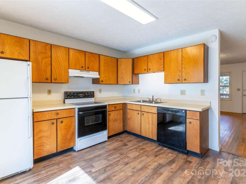 404 Buck Cove Terrace, Asheville, NC 28805.  MLS# CAR4217791, YatesRealty ID 22914. Kitchen