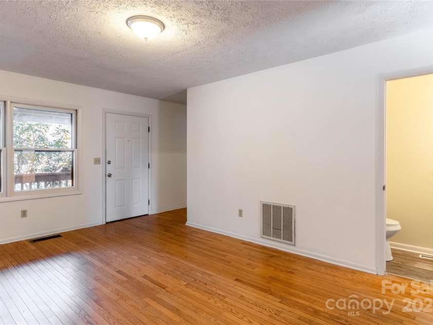 404 Buck Cove Terrace, Asheville, NC 28805.  MLS# CAR4217791, YatesRealty ID 22914. Living Room