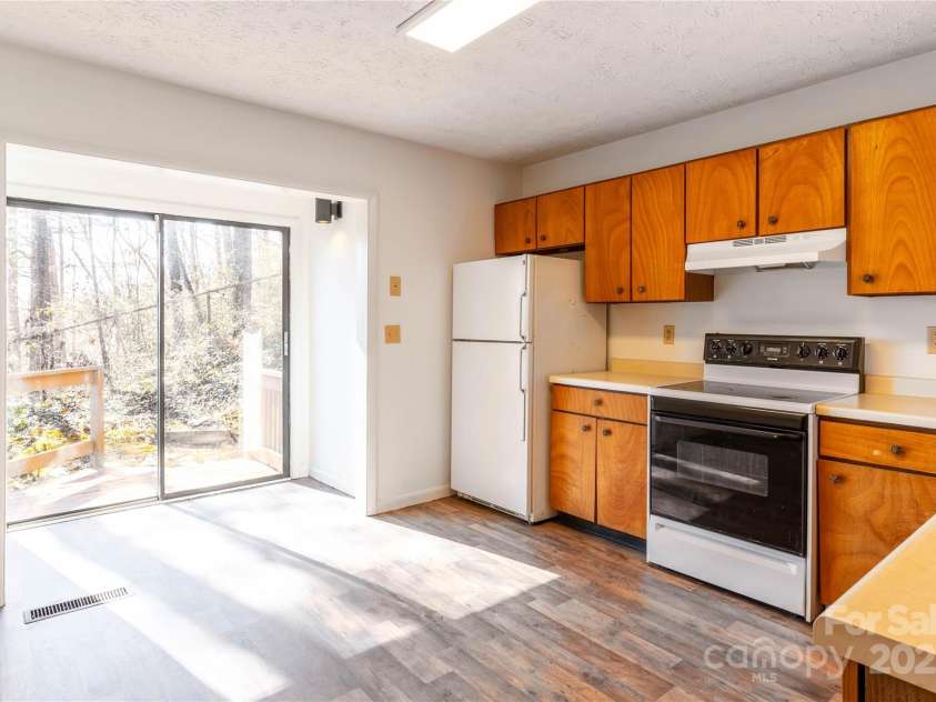 404 Buck Cove Terrace, Asheville, NC 28805.  MLS# CAR4217791, YatesRealty ID 22914. Patio Doors to Back Porch