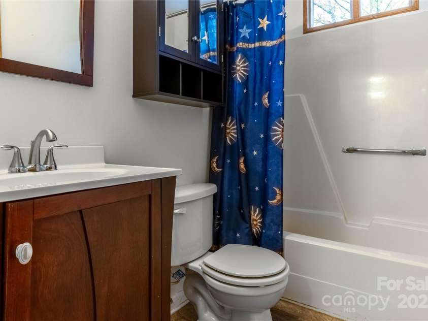 404 Buck Cove Terrace, Asheville, NC 28805.  MLS# CAR4217791, YatesRealty ID 22914. Second Floor Full Bath