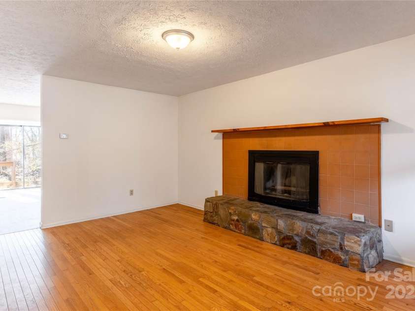 404 Buck Cove Terrace, Asheville, NC 28805.  MLS# CAR4217791, YatesRealty ID 22914. Woodburning Fireplace