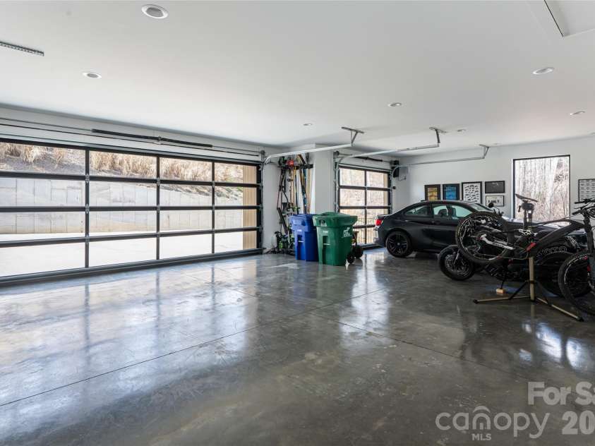 86 Rambling Ridge Road, Asheville, NC 28804.  MLS# CAR4362635, YatesRealty ID 22916. 3 car garage