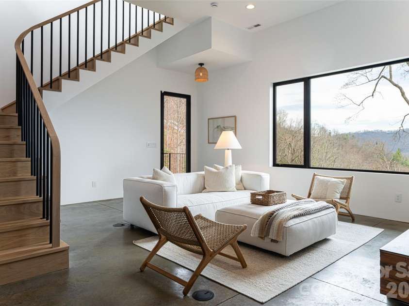 86 Rambling Ridge Road, Asheville, NC 28804.  MLS# CAR4362635, YatesRealty ID 22916. 