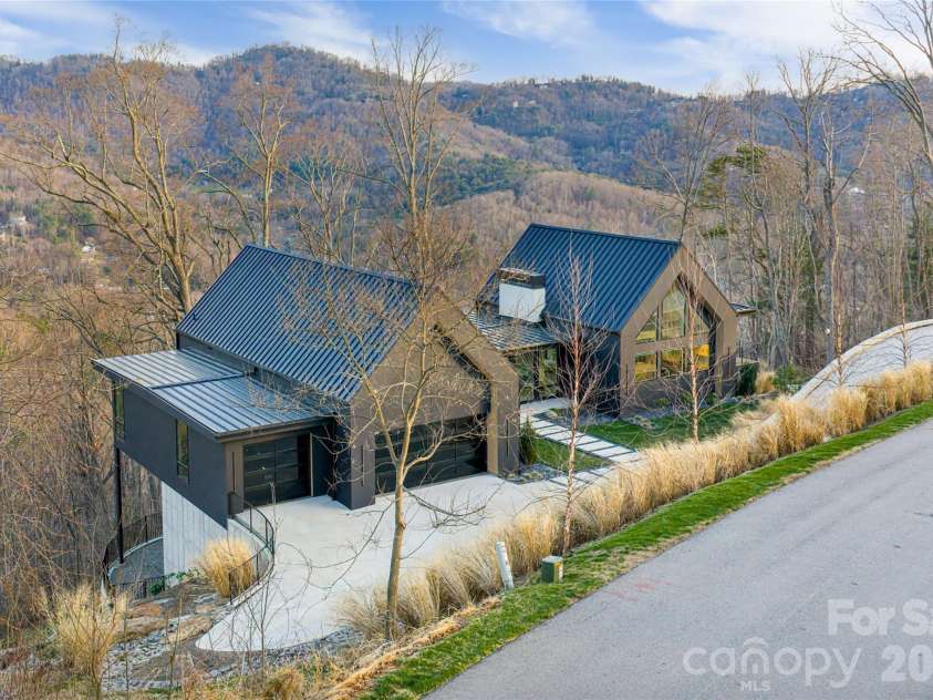 86 Rambling Ridge Road, Asheville, NC 28804.  MLS# CAR4362635, YatesRealty ID 22916. 