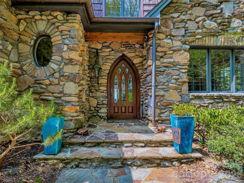 8 Timberwolf Court, Asheville, NC 28804.  MLS# CAR4369628, YatesRealty ID 22918. 