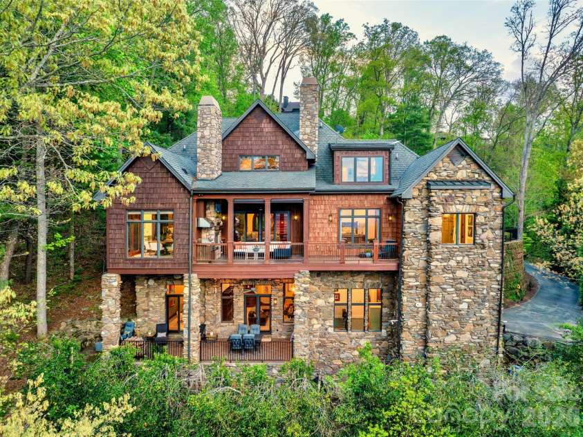 8 Timberwolf Court, Asheville, NC 28804.  MLS# CAR4369628, YatesRealty ID 22918. 