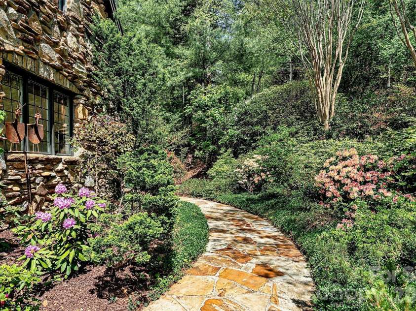 8 Timberwolf Court, Asheville, NC 28804.  MLS# CAR4369628, YatesRealty ID 22918. Front walkway