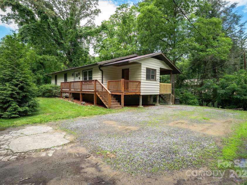 24 Arco Road, Asheville, NC 28805.  MLS# CAR4273100, YatesRealty ID 22919. 