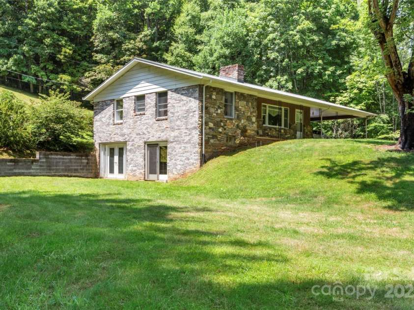 145 Appalachian Drive, Burnsville, NC 28714.  MLS# CAR4164720, YatesRealty ID 2292. 