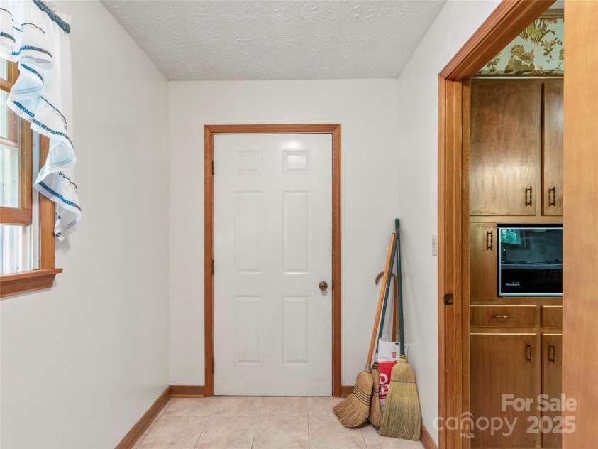 145 Appalachian Drive, Burnsville, NC 28714.  MLS# CAR4164720, YatesRealty ID 2292. 