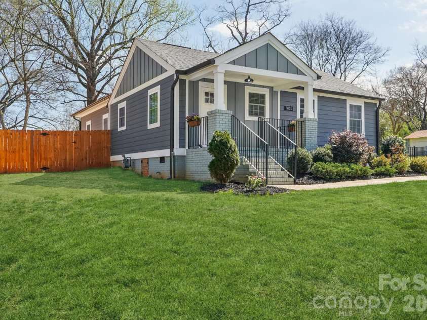 1821 Garibaldi Avenue, Charlotte, NC 28208.  MLS# CAR4354837, YatesRealty ID 22920. 1821 Garibaldi Avenue