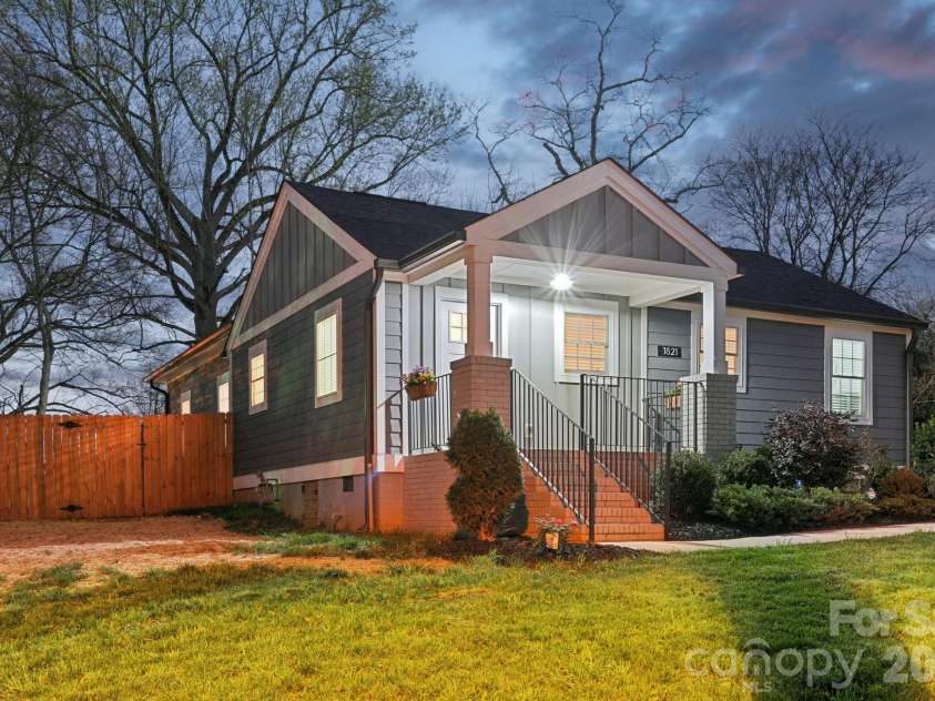 1821 Garibaldi Avenue, Charlotte, NC 28208.  MLS# CAR4354837, YatesRealty ID 22920. 1821 Garibaldi Avenue