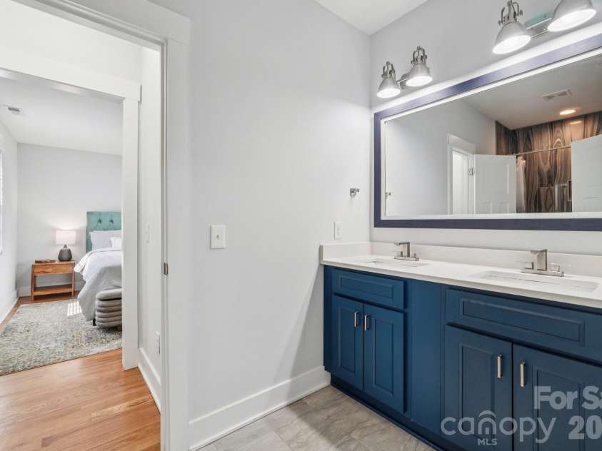 1821 Garibaldi Avenue, Charlotte, NC 28208.  MLS# CAR4354837, YatesRealty ID 22920. Jack n Jill Bath 2