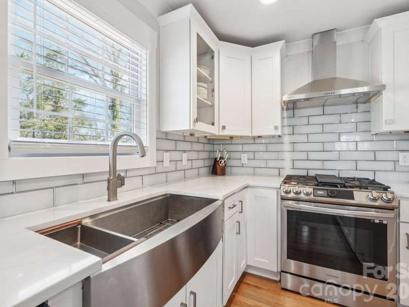 1821 Garibaldi Avenue, Charlotte, NC 28208.  MLS# CAR4354837, YatesRealty ID 22920. Kitchen