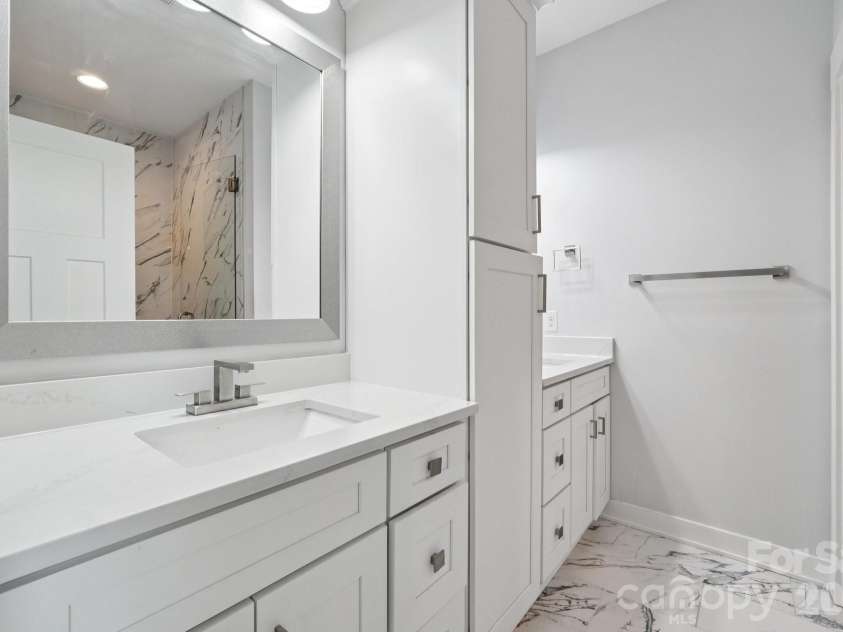 1821 Garibaldi Avenue, Charlotte, NC 28208.  MLS# CAR4354837, YatesRealty ID 22920. Primary Bath