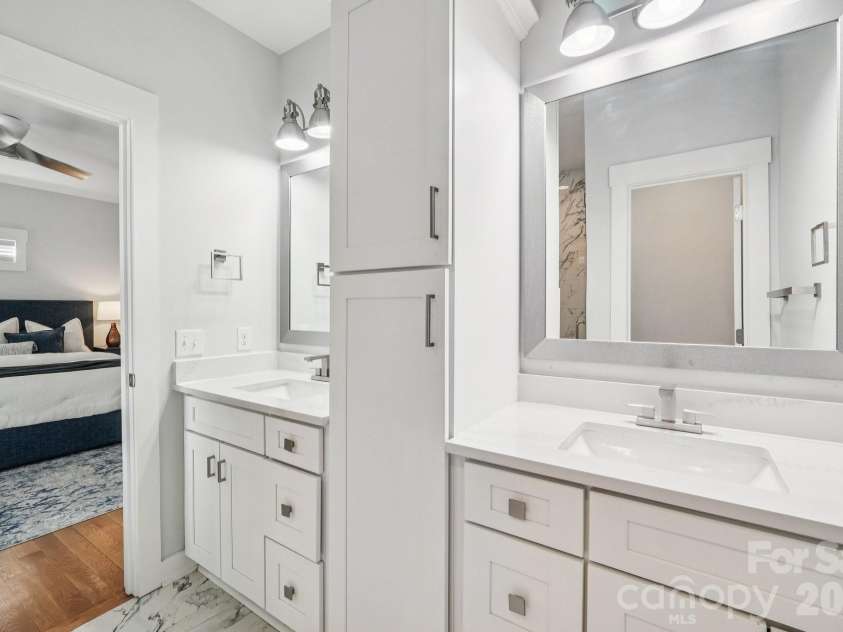 1821 Garibaldi Avenue, Charlotte, NC 28208.  MLS# CAR4354837, YatesRealty ID 22920. Primary Bath