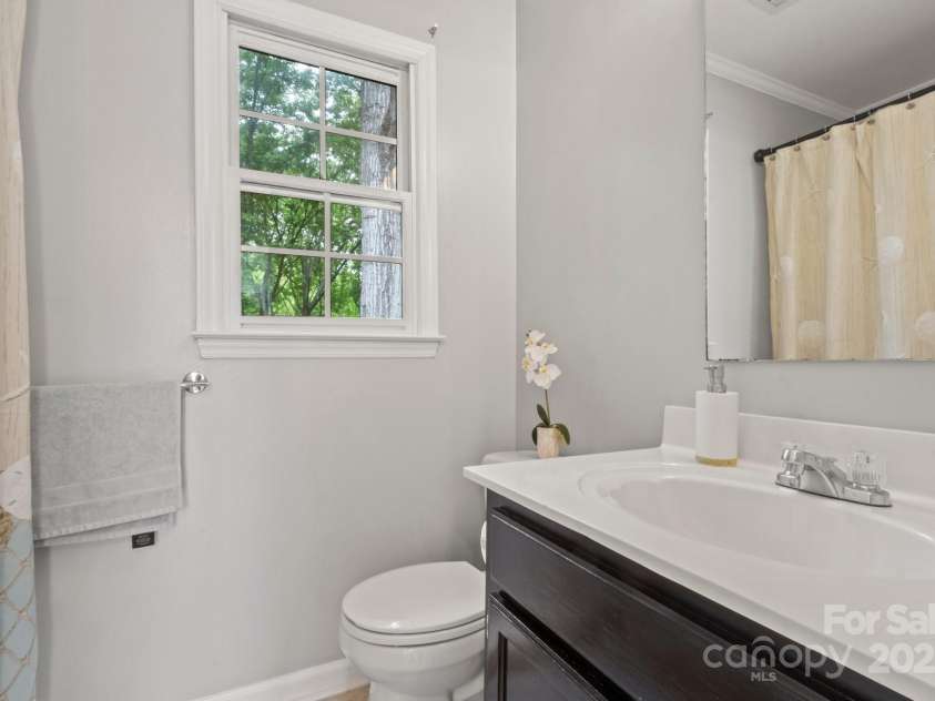 8819 Kishorn Court, Charlotte, NC 28215.  MLS# CAR4251136, YatesRealty ID 22920. Guest Full Bathroom