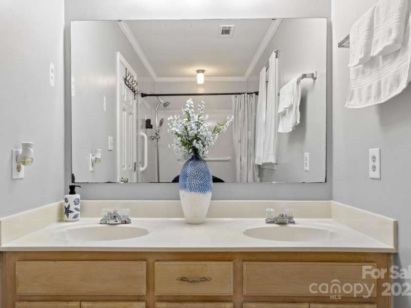 8819 Kishorn Court, Charlotte, NC 28215.  MLS# CAR4251136, YatesRealty ID 22920. Primary Bathroom