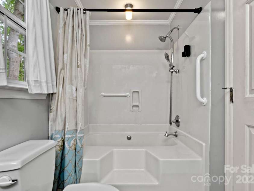 8819 Kishorn Court, Charlotte, NC 28215.  MLS# CAR4251136, YatesRealty ID 22920. Primary Bathrroom