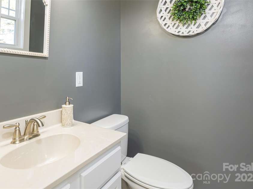 7 Pineview Road, Fairview, NC 28730.  MLS# CAR4211206, YatesRealty ID 22923. 