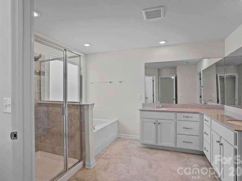 15721 White Quartz Lane, Davidson, NC 28036.  MLS# CAR4351942, YatesRealty ID 22924. 5 piece primary bathroom