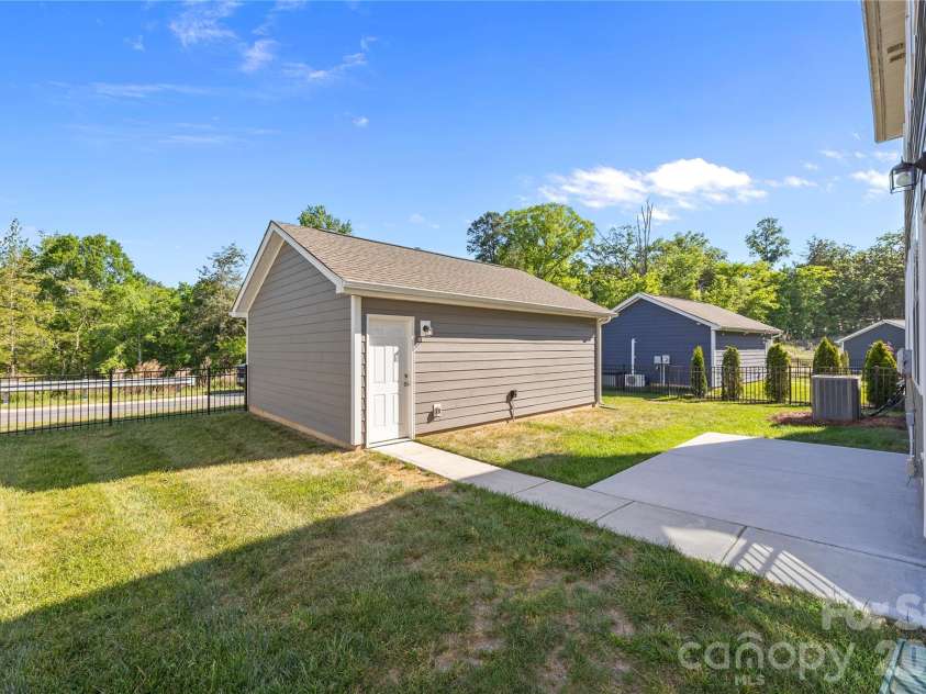 15721 White Quartz Lane, Davidson, NC 28036.  MLS# CAR4351942, YatesRealty ID 22924. Flat usable backyard with extra concrete patio